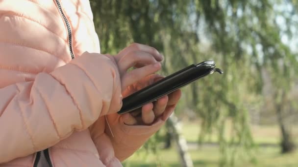 Adolescent fille regarde photos à l'aide d'un téléphone mobile — Video