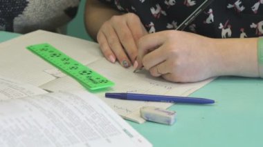 Kız defterini içinde ders yazar.