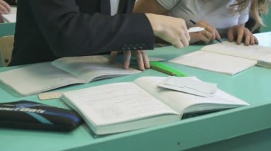 Kız ve erkek Okulu masa başında oturan