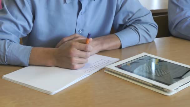 Estudiante observa la información usando una tableta — Vídeo de stock