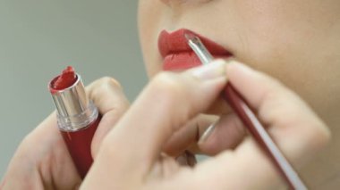 Makyaj sanatçısı şık modeli için makyaj yapma