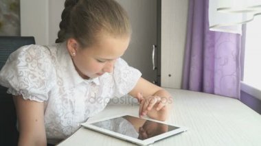 Genç kız bir dijital tablet Masası'nı kullanır.