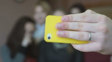 Bir cep telefonu kullanarak selfie yapma kız öğrenciler