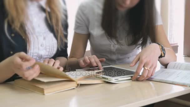Двоє студентів сидять за столом на уроці — стокове відео