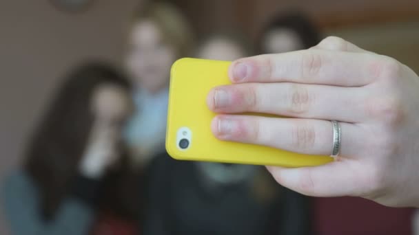 Μαθήτριες κάνοντας selfie χρησιμοποιώντας ένα κινητό τηλέφωνο — Αρχείο Βίντεο