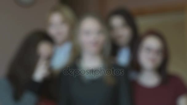 Colegialas haciendo selfie usando el teléfono celular — Vídeos de Stock