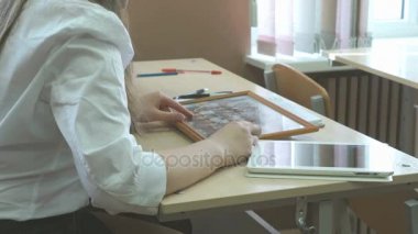 Fotoğraf çerçevesi ile resmi kız