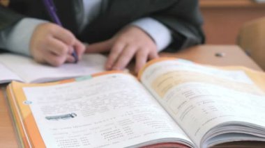 Öğrenci okulda ev görev yapma