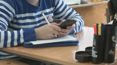 Bir smartphone holding öğrenci