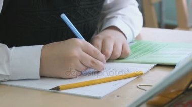 Metin içinde defterini yazma öğrenci