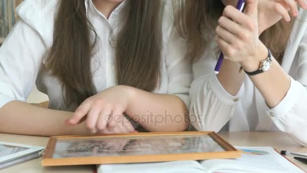 Dos chicas mirando el marco de la foto con la foto — Vídeo de stock