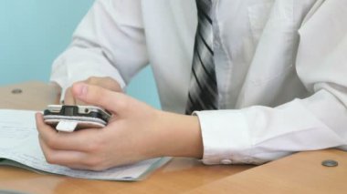 Cep telefonu kullaranarak formül öğrenci görünüyor