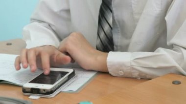 Çocuk smartphone kullanarak formül görünüyor