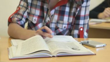 Öğrenci ders kitabı sayfa saygısız masada oturan