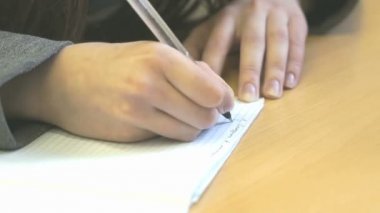 Öğrenci metni kağıdın içinde yazıyor.