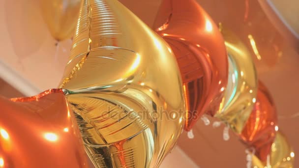 Heldere kleurrijke ballonnen in de vorm van sterren — Stockvideo