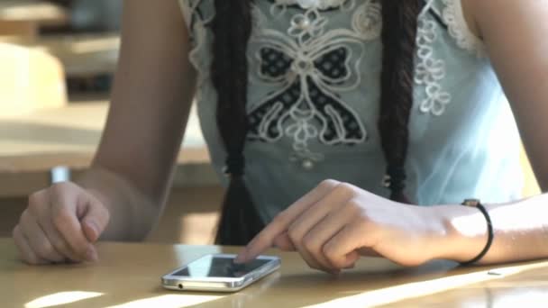 Ragazza in cerca di informazioni utilizzando lo smartphone — Video Stock