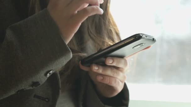 Adolescente buscando información usando el teléfono móvil — Vídeo de stock