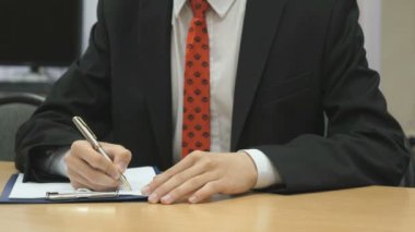 Adam top uçlu kalem kullanarak metin yazma