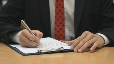 Kapalı masa başında oturan genç