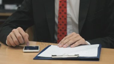 Belgili tanımlık smartphone kullanarak metin oturma yazma dostum