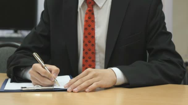Homem escrevendo o texto usando uma caneta esferográfica — Vídeo de Stock