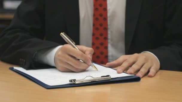 Hombre escribiendo el texto usando un bolígrafo — Vídeo de stock