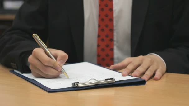 Hombre escribiendo el texto usando un bolígrafo — Vídeo de stock