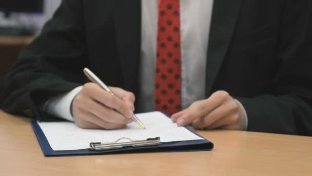 Ciddi adam bir tükenmez kalem kullanarak metin yazma — Stok video