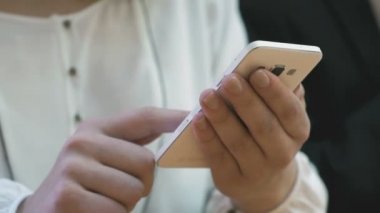 Kız beyaz smartphone kullanarak fotoğraf kez