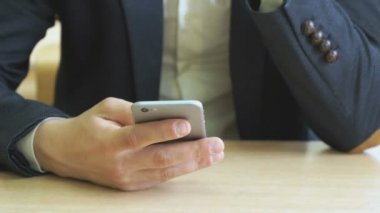 Öğrenci bir smartphone kullanarak metni yazar
