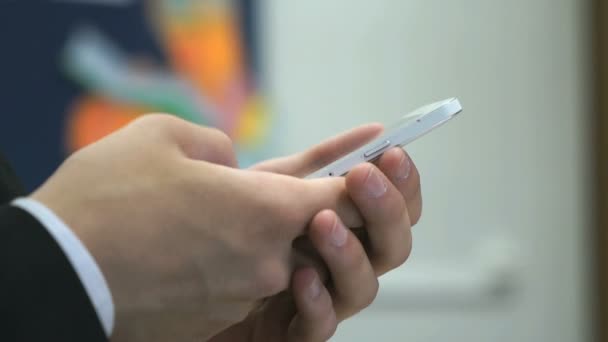 Homme d'affaires écrivant le texte à l'aide d'un smartphone 