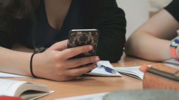 A menina olhando para fotos usando um smartphone — Vídeo de Stock