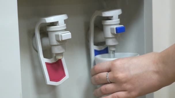 Cooler of drinking water mounted at the office — Stock Video