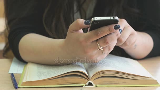 Школярка дивиться фотографії за допомогою смартфона — стокове відео