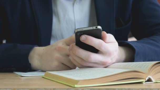 Student schrijft de tekst met behulp van een smartphone — Stockvideo