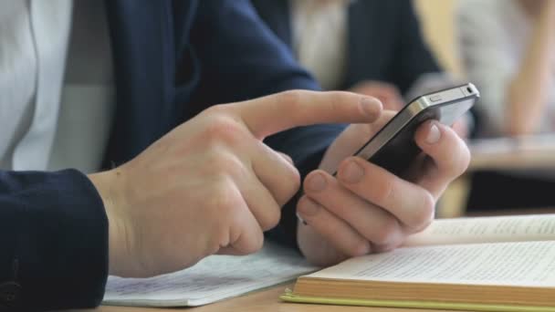 Estudiante escribe el texto usando un teléfono inteligente — Vídeo de stock