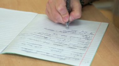 Bir defter sınıfta kız yazar
