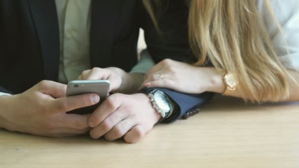 Guy et fille regardant des photos à l'aide d'un smartphone — Video