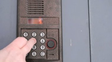 Modern İnterkom Sistemi kontrol paneli