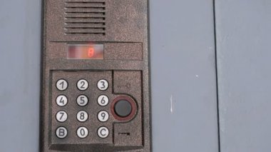 Modern İnterkom Sistemi kontrol paneli