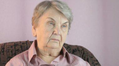 Yaşlı kadın yönde kapalı görünüyor
