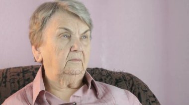 Yaşlı kadın yönde kapalı görünüyor