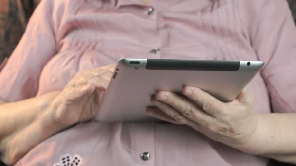 Mulher idosa segurando o computador tablet prata — Vídeo de Stock