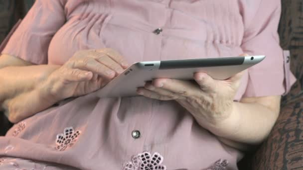 La anciana sosteniendo la tableta de plata — Vídeos de Stock