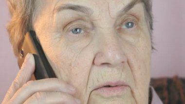 Yaşlı kadın üzerinde hareket eden smartphone cidden söz