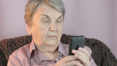 Yaşlı kadın selfie cep telefonu kullanarak alma