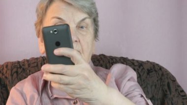 Cep telefonu kullaranarak yaşlı kadın 80s alarak selfie