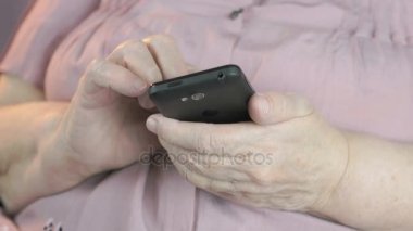 Yaşlı kadın bir cep telefonu metin türleri