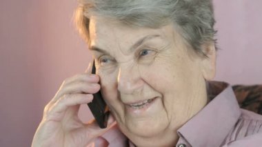 Yaşlı kadın 80s gülümseyen görüşmeler cep telefonu